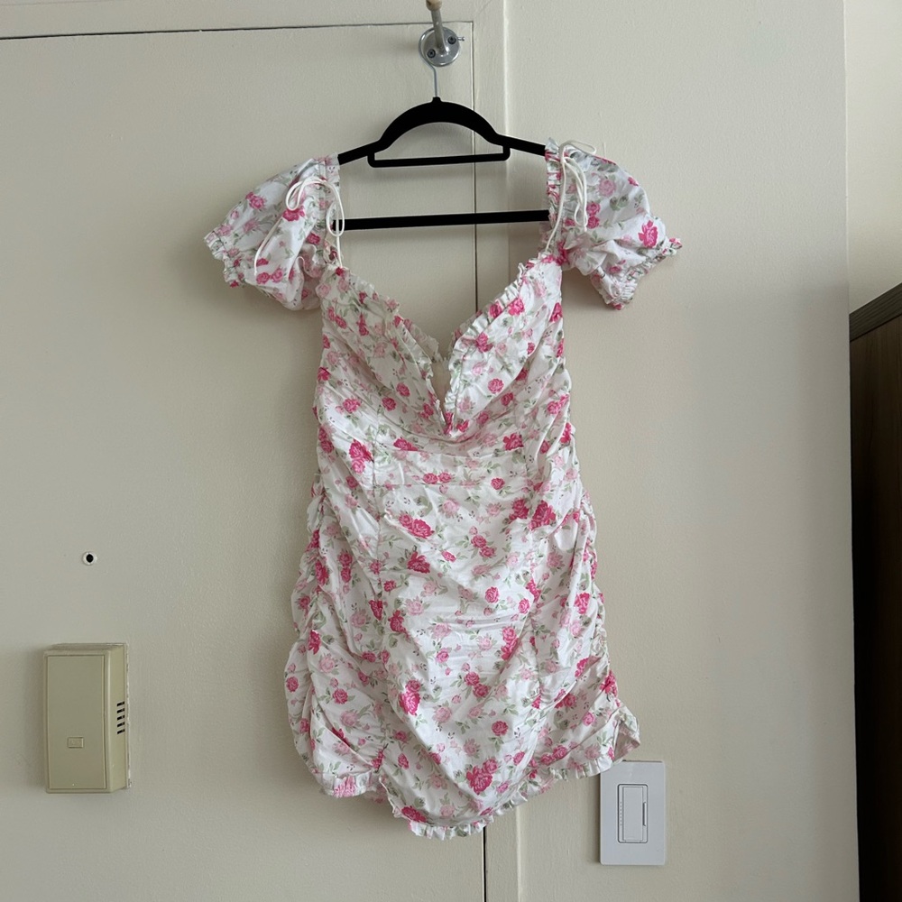 White & pink floral print for love and lemons minidress